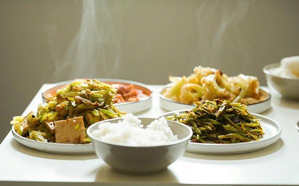 How Can UK Women Elevate Their Style with Statement Accessories?